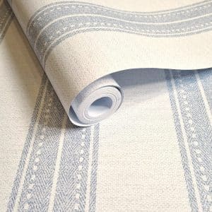 The lost Garden Yuste Stripe Blue tapetti. Yuste Stripe tapetti, joka saumattomasti yhdistää luonnonmateriaalien viehätyksen ja englantilaisen maaseudun rustiikkisen eleganssin.