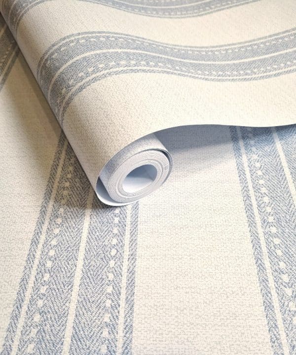 The lost Garden Yuste Stripe Blue tapetti. Yuste Stripe tapetti, joka saumattomasti yhdistää luonnonmateriaalien viehätyksen ja englantilaisen maaseudun rustiikkisen eleganssin.