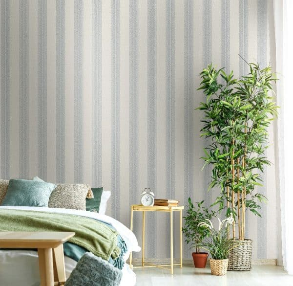 The lost Garden Yuste Stripe Blue tapetti. Yuste Stripe tapetti, joka saumattomasti yhdistää luonnonmateriaalien viehätyksen ja englantilaisen maaseudun rustiikkisen eleganssin.