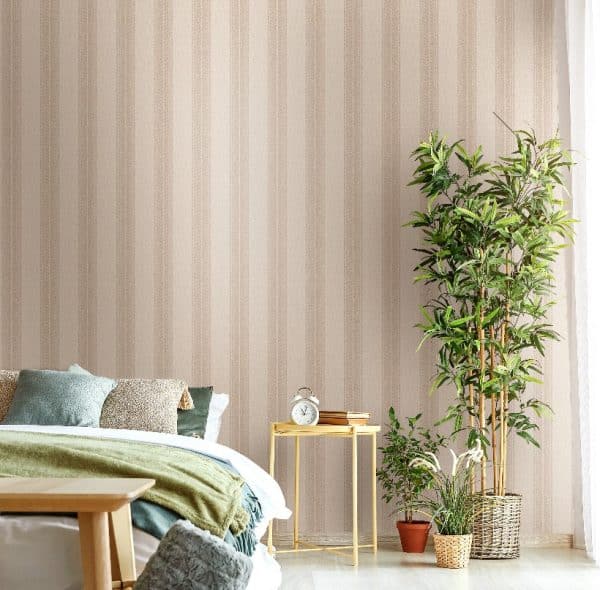 The lost Garden Yuste Stripe Coral tapetti. Yuste Stripe tapetti, joka saumattomasti yhdistää luonnonmateriaalien viehätyksen ja englantilaisen maaseudun rustiikkisen eleganssin.