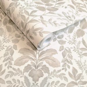 The lost Garden Tavira Beige tapetti. Tavira tapetti on kiehtova kuvaus vehreästä ja villiintyneestä englantilaisesta maaseudusta.