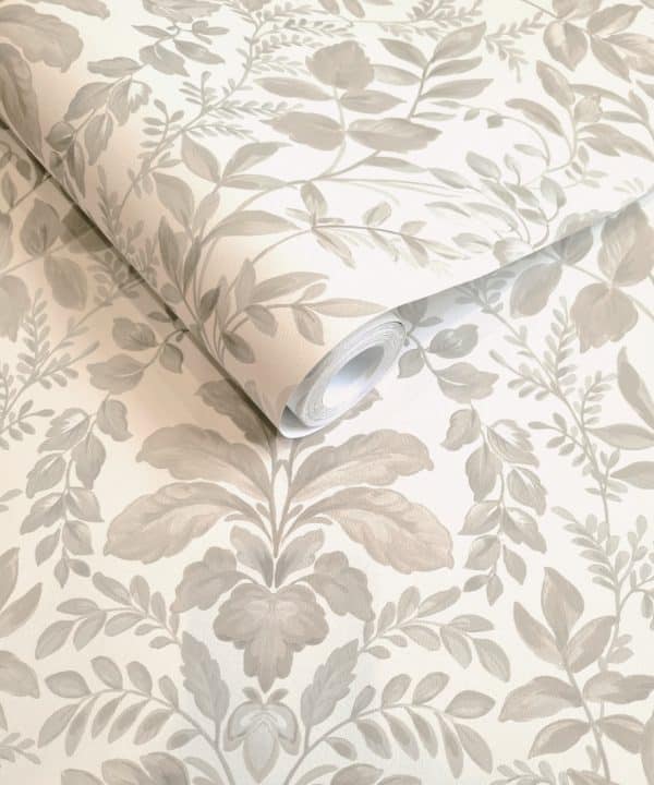 The lost Garden Tavira Beige tapetti. Tavira tapetti on kiehtova kuvaus vehreästä ja villiintyneestä englantilaisesta maaseudusta.