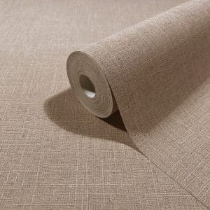 Boho hiekan ruskea pellavakuvioinen tapetti 35765 on tyylikäs ja helppohoitoinen vinyylipintainen kuitutapetti, joka tuo kotiisi luonnollisen pellavan ilmeen ja ripauksen pohjoismaista elämäntyyliä. Tämä tapetti yhdistää kestävyyden ja kauneuden! Täydellinen valinta moderniin ja luonnonläheiseen sisustukseen. Pellavakuvioinen tapetti on juuri sellaisena kuin haluat. Hienostuneen viileä kosketus ja näyttävä, raskas laskeutuvuus tekevät siitä ajattoman valinnan. Yksinkertainen, mutta voimakas ja joskus jopa rauhoittava ankkuri sisustuksessa. Lämpimissä sävyissä se huokuu maanläheistä harmoniaa, vaaleissa sävyissä raikasta selkeyttä. Pellava, joka viimeistelee tilan tyylillä ja tunteella. Boho-mallisto huokuu harmoniaa ja se tuo kotiisi boheemin tyylin. Malliston kuosit luovat tilaan rentoutta ja luonnonläheistä tunnelmaa. Boho Fine linnen by Marburg Wallcoverings -mallisto yhdistää pehmeät luonnonmateriaalit, lämpimät sävyt ja kerrokselliset tekstuurit, jotka luovat kodikkaan ja persoonallisen ilmeen. Jokainen yksityiskohta on suunniteltu tuomaan tilaan rauhaa ja luovuutta. Inspiroidu luonnosta, elä vapaasti, sisusta rohkeasti. Boho-mallisto on täydellinen valinta sinulle, joka rakastat yhdistellä värejä, kuvioita ja materiaaleja omannäköiseksi kokonaisuudeksi.