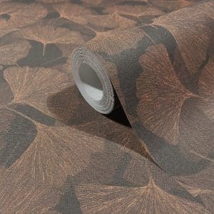 Boho ruskea ginkgo tapetti 35779 on tyylikäs ja helppohoitoinen vinyylipintainen kuitutapetti, joka tuo kotiisi luonnollisen pellavan ilmeen ja ripauksen pohjoismaista elämäntyyliä. Tämä tapetti yhdistää kestävyyden ja kauneuden! Täydellinen valinta moderniin ja luonnonläheiseen sisustukseen. Pellavakuvioinen tapetti on juuri sellaisena kuin haluat. Hienostuneen viileä kosketus ja näyttävä, raskas laskeutuvuus tekevät siitä ajattoman valinnan. Yksinkertainen, mutta voimakas ja joskus jopa rauhoittava ankkuri sisustuksessa. Lämpimissä sävyissä se huokuu maanläheistä harmoniaa, vaaleissa sävyissä raikasta selkeyttä. Pellava, joka viimeistelee tilan tyylillä ja tunteella. Boho-mallisto huokuu harmoniaa ja se tuo kotiisi boheemin tyylin. Malliston kuosit luovat tilaan rentoutta ja luonnonläheistä tunnelmaa. Boho Fine linnen by Marburg Wallcoverings -mallisto yhdistää pehmeät luonnonmateriaalit, lämpimät sävyt ja kerrokselliset tekstuurit, jotka luovat kodikkaan ja persoonallisen ilmeen. Jokainen yksityiskohta on suunniteltu tuomaan tilaan rauhaa ja luovuutta. Inspiroidu luonnosta, elä vapaasti, sisusta rohkeasti. Boho-mallisto on täydellinen valinta sinulle, joka rakastat yhdistellä värejä, kuvioita ja materiaaleja omannäköiseksi kokonaisuudeksi.