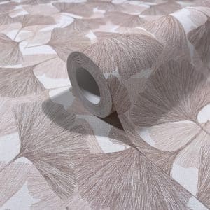 Boho vaalea ginkgo tapetti 35780 on tyylikäs ja helppohoitoinen vinyylipintainen kuitutapetti, joka tuo kotiisi luonnollisen pellavan ilmeen ja ripauksen pohjoismaista elämäntyyliä. Tämä tapetti yhdistää kestävyyden ja kauneuden! Täydellinen valinta moderniin ja luonnonläheiseen sisustukseen. Pellavakuvioinen tapetti on juuri sellaisena kuin haluat. Hienostuneen viileä kosketus ja näyttävä, raskas laskeutuvuus tekevät siitä ajattoman valinnan. Yksinkertainen, mutta voimakas ja joskus jopa rauhoittava ankkuri sisustuksessa. Lämpimissä sävyissä se huokuu maanläheistä harmoniaa, vaaleissa sävyissä raikasta selkeyttä. Pellava, joka viimeistelee tilan tyylillä ja tunteella. Boho-mallisto huokuu harmoniaa ja se tuo kotiisi boheemin tyylin. Malliston kuosit luovat tilaan rentoutta ja luonnonläheistä tunnelmaa. Boho Fine linnen by Marburg Wallcoverings -mallisto yhdistää pehmeät luonnonmateriaalit, lämpimät sävyt ja kerrokselliset tekstuurit, jotka luovat kodikkaan ja persoonallisen ilmeen. Jokainen yksityiskohta on suunniteltu tuomaan tilaan rauhaa ja luovuutta. Inspiroidu luonnosta, elä vapaasti, sisusta rohkeasti. Boho-mallisto on täydellinen valinta sinulle, joka rakastat yhdistellä värejä, kuvioita ja materiaaleja omannäköiseksi kokonaisuudeksi.