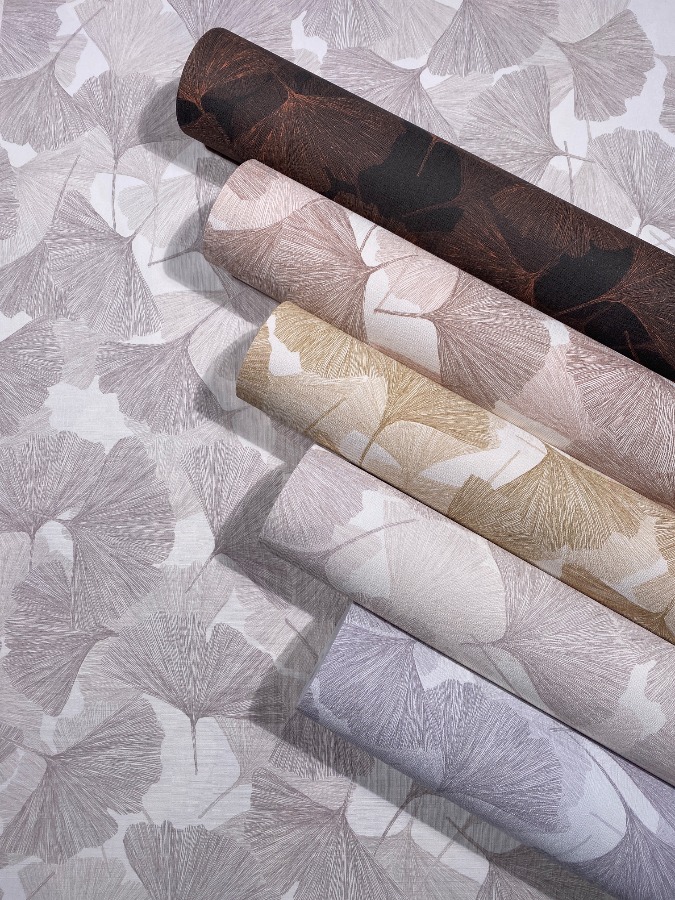 Boho harmaa ginkgo tapetti 35781 on tyylikäs ja helppohoitoinen vinyylipintainen kuitutapetti, joka tuo kotiisi luonnollisen pellavan ilmeen ja ripauksen pohjoismaista elämäntyyliä. Tämä tapetti yhdistää kestävyyden ja kauneuden! Täydellinen valinta moderniin ja luonnonläheiseen sisustukseen. Pellavakuvioinen tapetti on juuri sellaisena kuin haluat. Hienostuneen viileä kosketus ja näyttävä, raskas laskeutuvuus tekevät siitä ajattoman valinnan. Yksinkertainen, mutta voimakas ja joskus jopa rauhoittava ankkuri sisustuksessa. Lämpimissä sävyissä se huokuu maanläheistä harmoniaa, vaaleissa sävyissä raikasta selkeyttä. Pellava, joka viimeistelee tilan tyylillä ja tunteella. Boho-mallisto huokuu harmoniaa ja se tuo kotiisi boheemin tyylin. Malliston kuosit luovat tilaan rentoutta ja luonnonläheistä tunnelmaa. Boho Fine linnen by Marburg Wallcoverings -mallisto yhdistää pehmeät luonnonmateriaalit, lämpimät sävyt ja kerrokselliset tekstuurit, jotka luovat kodikkaan ja persoonallisen ilmeen. Jokainen yksityiskohta on suunniteltu tuomaan tilaan rauhaa ja luovuutta. Inspiroidu luonnosta, elä vapaasti, sisusta rohkeasti. Boho-mallisto on täydellinen valinta sinulle, joka rakastat yhdistellä värejä, kuvioita ja materiaaleja omannäköiseksi kokonaisuudeksi.