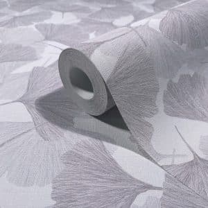 Boho harmaa ginkgo tapetti 35783 on tyylikäs ja helppohoitoinen vinyylipintainen kuitutapetti, joka tuo kotiisi luonnollisen pellavan ilmeen ja ripauksen pohjoismaista elämäntyyliä. Tämä tapetti yhdistää kestävyyden ja kauneuden! Täydellinen valinta moderniin ja luonnonläheiseen sisustukseen. Pellavakuvioinen tapetti on juuri sellaisena kuin haluat. Hienostuneen viileä kosketus ja näyttävä, raskas laskeutuvuus tekevät siitä ajattoman valinnan. Yksinkertainen, mutta voimakas ja joskus jopa rauhoittava ankkuri sisustuksessa. Lämpimissä sävyissä se huokuu maanläheistä harmoniaa, vaaleissa sävyissä raikasta selkeyttä. Pellava, joka viimeistelee tilan tyylillä ja tunteella. Boho-mallisto huokuu harmoniaa ja se tuo kotiisi boheemin tyylin. Malliston kuosit luovat tilaan rentoutta ja luonnonläheistä tunnelmaa. Boho Fine linnen by Marburg Wallcoverings -mallisto yhdistää pehmeät luonnonmateriaalit, lämpimät sävyt ja kerrokselliset tekstuurit, jotka luovat kodikkaan ja persoonallisen ilmeen. Jokainen yksityiskohta on suunniteltu tuomaan tilaan rauhaa ja luovuutta. Inspiroidu luonnosta, elä vapaasti, sisusta rohkeasti. Boho-mallisto on täydellinen valinta sinulle, joka rakastat yhdistellä värejä, kuvioita ja materiaaleja omannäköiseksi kokonaisuudeksi.