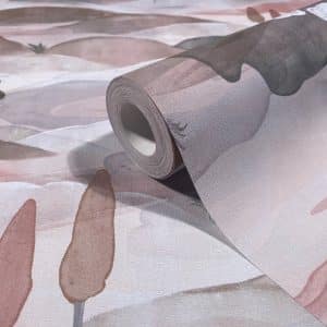 Boho utuinen roosa maisema tapetti 35786 on tyylikäs ja helppohoitoinen vinyylipintainen kuitutapetti, joka tuo kotiisi luonnollisen pellavan ilmeen ja ripauksen pohjoismaista elämäntyyliä.  Tämä tapetti yhdistää kestävyyden ja kauneuden! Täydellinen valinta moderniin ja luonnonläheiseen sisustukseen. Pellavakuvioinen tapetti on juuri sellaisena kuin haluat. Hienostuneen viileä kosketus ja näyttävä, raskas laskeutuvuus tekevät siitä ajattoman valinnan. Yksinkertainen, mutta voimakas ja joskus jopa rauhoittava ankkuri sisustuksessa. Lämpimissä sävyissä se huokuu maanläheistä harmoniaa, vaaleissa sävyissä raikasta selkeyttä. Pellava, joka viimeistelee tilan tyylillä ja tunteella. Boho-mallisto huokuu harmoniaa ja se tuo kotiisi boheemin tyylin. Malliston kuosit luovat tilaan rentoutta ja luonnonläheistä tunnelmaa. Boho Fine linnen by Marburg Wallcoverings -mallisto yhdistää pehmeät luonnonmateriaalit, lämpimät sävyt ja kerrokselliset tekstuurit, jotka luovat kodikkaan ja persoonallisen ilmeen. Jokainen yksityiskohta on suunniteltu tuomaan tilaan rauhaa ja luovuutta. Inspiroidu luonnosta, elä vapaasti, sisusta rohkeasti. Boho-mallisto on täydellinen valinta sinulle, joka rakastat yhdistellä värejä, kuvioita ja materiaaleja omannäköiseksi kokonaisuudeksi.