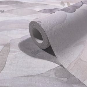 Boho utuinen rusehtava maisema tapetti 35787 on tyylikäs ja helppohoitoinen vinyylipintainen kuitutapetti, joka tuo kotiisi luonnollisen pellavan ilmeen ja ripauksen pohjoismaista elämäntyyliä. Tämä tapetti yhdistää kestävyyden ja kauneuden! Täydellinen valinta moderniin ja luonnonläheiseen sisustukseen. Pellavakuvioinen tapetti on juuri sellaisena kuin haluat. Hienostuneen viileä kosketus ja näyttävä, raskas laskeutuvuus tekevät siitä ajattoman valinnan. Yksinkertainen, mutta voimakas ja joskus jopa rauhoittava ankkuri sisustuksessa. Lämpimissä sävyissä se huokuu maanläheistä harmoniaa, vaaleissa sävyissä raikasta selkeyttä. Pellava, joka viimeistelee tilan tyylillä ja tunteella. Boho-mallisto huokuu harmoniaa ja se tuo kotiisi boheemin tyylin. Malliston kuosit luovat tilaan rentoutta ja luonnonläheistä tunnelmaa. Boho Fine linnen by Marburg Wallcoverings -mallisto yhdistää pehmeät luonnonmateriaalit, lämpimät sävyt ja kerrokselliset tekstuurit, jotka luovat kodikkaan ja persoonallisen ilmeen. Jokainen yksityiskohta on suunniteltu tuomaan tilaan rauhaa ja luovuutta. Inspiroidu luonnosta, elä vapaasti, sisusta rohkeasti. Boho-mallisto on täydellinen valinta sinulle, joka rakastat yhdistellä värejä, kuvioita ja materiaaleja omannäköiseksi kokonaisuudeksi.