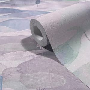 Boho hattara 35788 on pehmeäsävyinen vesivärimäinen maisematapetti, jossa yhdistyvät boheemi tyyli ja utuisen luonnon rauha. Boho on tyylikäs ja helppohoitoinen vinyylipintainen kuitutapetti, joka tuo kotiisi luonnollisen pellavan ilmeen ja ripauksen pohjoismaista elämäntyyliä. Tämä tapetti yhdistää kestävyyden ja kauneuden! Täydellinen valinta moderniin ja luonnonläheiseen sisustukseen. Pellavakuvioinen tapetti on juuri sellaisena kuin haluat. Hienostuneen viileä kosketus ja näyttävä, raskas laskeutuvuus tekevät siitä ajattoman valinnan. Yksinkertainen, mutta voimakas ja joskus jopa rauhoittava ankkuri sisustuksessa. Lämpimissä sävyissä se huokuu maanläheistä harmoniaa, vaaleissa sävyissä raikasta selkeyttä. Pellava, joka viimeistelee tilan tyylillä ja tunteella. Boho-mallisto huokuu harmoniaa ja se tuo kotiisi boheemin tyylin. Malliston kuosit luovat tilaan rentoutta ja luonnonläheistä tunnelmaa. Boho Fine linnen by Marburg Wallcoverings -mallisto yhdistää pehmeät luonnonmateriaalit, lämpimät sävyt ja kerrokselliset tekstuurit, jotka luovat kodikkaan ja persoonallisen ilmeen. Jokainen yksityiskohta on suunniteltu tuomaan tilaan rauhaa ja luovuutta. Inspiroidu luonnosta, elä vapaasti, sisusta rohkeasti. Boho-mallisto on täydellinen valinta sinulle, joka rakastat yhdistellä värejä, kuvioita ja materiaaleja omannäköiseksi kokonaisuudeksi.