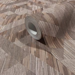 Boho geometrinen ruskea tapetti 35789 on tyylikäs ja helppohoitoinen vinyylipintainen kuitutapetti, joka tuo kotiisi luonnollisen pellavan ilmeen ja ripauksen pohjoismaista elämäntyyliä. Tämä tapetti yhdistää kestävyyden ja kauneuden! Täydellinen valinta moderniin ja luonnonläheiseen sisustukseen. Pellavakuvioinen tapetti on juuri sellaisena kuin haluat. Hienostuneen viileä kosketus ja näyttävä, raskas laskeutuvuus tekevät siitä ajattoman valinnan. Yksinkertainen, mutta voimakas ja joskus jopa rauhoittava ankkuri sisustuksessa. Lämpimissä sävyissä se huokuu maanläheistä harmoniaa, vaaleissa sävyissä raikasta selkeyttä. Pellava, joka viimeistelee tilan tyylillä ja tunteella. Boho-mallisto huokuu harmoniaa ja se tuo kotiisi boheemin tyylin. Malliston kuosit luovat tilaan rentoutta ja luonnonläheistä tunnelmaa. Boho Fine linnen by Marburg Wallcoverings -mallisto yhdistää pehmeät luonnonmateriaalit, lämpimät sävyt ja kerrokselliset tekstuurit, jotka luovat kodikkaan ja persoonallisen ilmeen. Jokainen yksityiskohta on suunniteltu tuomaan tilaan rauhaa ja luovuutta. Inspiroidu luonnosta, elä vapaasti, sisusta rohkeasti. Boho-mallisto on täydellinen valinta sinulle, joka rakastat yhdistellä värejä, kuvioita ja materiaaleja omannäköiseksi kokonaisuudeksi.