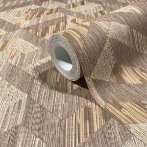 Boho geometrinen punertavan ruskea tapetti 35790 on tyylikäs ja helppohoitoinen vinyylipintainen kuitutapetti, joka tuo kotiisi luonnollisen pellavan ilmeen ja ripauksen pohjoismaista elämäntyyliä. Tämä tapetti yhdistää kestävyyden ja kauneuden! Täydellinen valinta moderniin ja luonnonläheiseen sisustukseen. Pellavakuvioinen tapetti on juuri sellaisena kuin haluat. Hienostuneen viileä kosketus ja näyttävä, raskas laskeutuvuus tekevät siitä ajattoman valinnan. Yksinkertainen, mutta voimakas ja joskus jopa rauhoittava ankkuri sisustuksessa. Lämpimissä sävyissä se huokuu maanläheistä harmoniaa, vaaleissa sävyissä raikasta selkeyttä. Pellava, joka viimeistelee tilan tyylillä ja tunteella. Boho-mallisto huokuu harmoniaa ja se tuo kotiisi boheemin tyylin. Malliston kuosit luovat tilaan rentoutta ja luonnonläheistä tunnelmaa. Boho Fine linnen by Marburg Wallcoverings -mallisto yhdistää pehmeät luonnonmateriaalit, lämpimät sävyt ja kerrokselliset tekstuurit, jotka luovat kodikkaan ja persoonallisen ilmeen. Jokainen yksityiskohta on suunniteltu tuomaan tilaan rauhaa ja luovuutta. Inspiroidu luonnosta, elä vapaasti, sisusta rohkeasti. Boho-mallisto on täydellinen valinta sinulle, joka rakastat yhdistellä värejä, kuvioita ja materiaaleja omannäköiseksi kokonaisuudeksi.