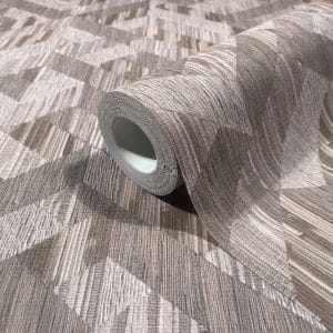 Boho geometrinen ruskea tapetti 35791 on tyylikäs ja helppohoitoinen vinyylipintainen kuitutapetti, joka tuo kotiisi luonnollisen pellavan ilmeen ja ripauksen pohjoismaista elämäntyyliä. Tämä tapetti yhdistää kestävyyden ja kauneuden! Täydellinen valinta moderniin ja luonnonläheiseen sisustukseen. Pellavakuvioinen tapetti on juuri sellaisena kuin haluat. Hienostuneen viileä kosketus ja näyttävä, raskas laskeutuvuus tekevät siitä ajattoman valinnan. Yksinkertainen, mutta voimakas ja joskus jopa rauhoittava ankkuri sisustuksessa. Lämpimissä sävyissä se huokuu maanläheistä harmoniaa, vaaleissa sävyissä raikasta selkeyttä. Pellava, joka viimeistelee tilan tyylillä ja tunteella. Boho-mallisto huokuu harmoniaa ja se tuo kotiisi boheemin tyylin. Malliston kuosit luovat tilaan rentoutta ja luonnonläheistä tunnelmaa. Boho Fine linnen by Marburg Wallcoverings -mallisto yhdistää pehmeät luonnonmateriaalit, lämpimät sävyt ja kerrokselliset tekstuurit, jotka luovat kodikkaan ja persoonallisen ilmeen. Jokainen yksityiskohta on suunniteltu tuomaan tilaan rauhaa ja luovuutta. Inspiroidu luonnosta, elä vapaasti, sisusta rohkeasti. Boho-mallisto on täydellinen valinta sinulle, joka rakastat yhdistellä värejä, kuvioita ja materiaaleja omannäköiseksi kokonaisuudeksi.