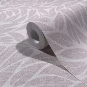 Boho beige skandi lehtitapetti 35792 on tyylikäs ja helppohoitoinen vinyylipintainen kuitutapetti, joka tuo kotiisi luonnollisen pellavan ilmeen ja ripauksen pohjoismaista elämäntyyliä. Tämä tapetti yhdistää kestävyyden ja kauneuden! Täydellinen valinta moderniin ja luonnonläheiseen sisustukseen. Pellavakuvioinen tapetti on juuri sellaisena kuin haluat. Hienostuneen viileä kosketus ja näyttävä, raskas laskeutuvuus tekevät siitä ajattoman valinnan. Yksinkertainen, mutta voimakas ja joskus jopa rauhoittava ankkuri sisustuksessa. Lämpimissä sävyissä se huokuu maanläheistä harmoniaa, vaaleissa sävyissä raikasta selkeyttä. Pellava, joka viimeistelee tilan tyylillä ja tunteella. Boho-mallisto huokuu harmoniaa ja se tuo kotiisi boheemin tyylin. Malliston kuosit luovat tilaan rentoutta ja luonnonläheistä tunnelmaa. Boho Fine linnen by Marburg Wallcoverings -mallisto yhdistää pehmeät luonnonmateriaalit, lämpimät sävyt ja kerrokselliset tekstuurit, jotka luovat kodikkaan ja persoonallisen ilmeen. Jokainen yksityiskohta on suunniteltu tuomaan tilaan rauhaa ja luovuutta. Inspiroidu luonnosta, elä vapaasti, sisusta rohkeasti. Boho-mallisto on täydellinen valinta sinulle, joka rakastat yhdistellä värejä, kuvioita ja materiaaleja omannäköiseksi kokonaisuudeksi.