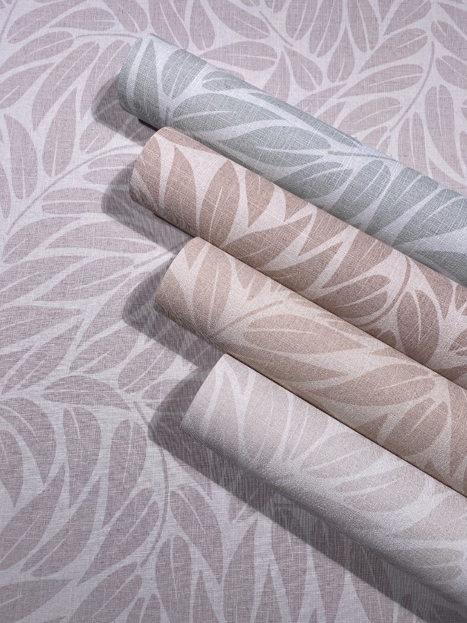 Boho beige skandi lehtitapetti 35792 on tyylikäs ja helppohoitoinen vinyylipintainen kuitutapetti, joka tuo kotiisi luonnollisen pellavan ilmeen ja ripauksen pohjoismaista elämäntyyliä. Tämä tapetti yhdistää kestävyyden ja kauneuden! Täydellinen valinta moderniin ja luonnonläheiseen sisustukseen. Pellavakuvioinen tapetti on juuri sellaisena kuin haluat. Hienostuneen viileä kosketus ja näyttävä, raskas laskeutuvuus tekevät siitä ajattoman valinnan. Yksinkertainen, mutta voimakas ja joskus jopa rauhoittava ankkuri sisustuksessa. Lämpimissä sävyissä se huokuu maanläheistä harmoniaa, vaaleissa sävyissä raikasta selkeyttä. Pellava, joka viimeistelee tilan tyylillä ja tunteella. Boho-mallisto huokuu harmoniaa ja se tuo kotiisi boheemin tyylin. Malliston kuosit luovat tilaan rentoutta ja luonnonläheistä tunnelmaa. Boho Fine linnen by Marburg Wallcoverings -mallisto yhdistää pehmeät luonnonmateriaalit, lämpimät sävyt ja kerrokselliset tekstuurit, jotka luovat kodikkaan ja persoonallisen ilmeen. Jokainen yksityiskohta on suunniteltu tuomaan tilaan rauhaa ja luovuutta. Inspiroidu luonnosta, elä vapaasti, sisusta rohkeasti. Boho-mallisto on täydellinen valinta sinulle, joka rakastat yhdistellä värejä, kuvioita ja materiaaleja omannäköiseksi kokonaisuudeksi.