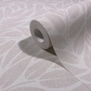 Boho vaaleabeige skandi lehtitapetti 35794 on tyylikäs ja helppohoitoinen vinyylipintainen kuitutapetti, joka tuo kotiisi luonnollisen pellavan ilmeen ja ripauksen pohjoismaista elämäntyyliä. Tämä tapetti yhdistää kestävyyden ja kauneuden! Täydellinen valinta moderniin ja luonnonläheiseen sisustukseen. Pellavakuvioinen tapetti on juuri sellaisena kuin haluat. Hienostuneen viileä kosketus ja näyttävä, raskas laskeutuvuus tekevät siitä ajattoman valinnan. Yksinkertainen, mutta voimakas ja joskus jopa rauhoittava ankkuri sisustuksessa. Lämpimissä sävyissä se huokuu maanläheistä harmoniaa, vaaleissa sävyissä raikasta selkeyttä. Pellava, joka viimeistelee tilan tyylillä ja tunteella. Boho-mallisto huokuu harmoniaa ja se tuo kotiisi boheemin tyylin. Malliston kuosit luovat tilaan rentoutta ja luonnonläheistä tunnelmaa. Boho Fine linnen by Marburg Wallcoverings -mallisto yhdistää pehmeät luonnonmateriaalit, lämpimät sävyt ja kerrokselliset tekstuurit, jotka luovat kodikkaan ja persoonallisen ilmeen. Jokainen yksityiskohta on suunniteltu tuomaan tilaan rauhaa ja luovuutta. Inspiroidu luonnosta, elä vapaasti, sisusta rohkeasti. Boho-mallisto on täydellinen valinta sinulle, joka rakastat yhdistellä värejä, kuvioita ja materiaaleja omannäköiseksi kokonaisuudeksi.