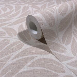 Boho punertavanbeige skandi lehtitapetti 35795 on tyylikäs ja helppohoitoinen vinyylipintainen kuitutapetti, joka tuo kotiisi luonnollisen pellavan ilmeen ja ripauksen pohjoismaista elämäntyyliä. Tämä tapetti yhdistää kestävyyden ja kauneuden! Täydellinen valinta moderniin ja luonnonläheiseen sisustukseen. Pellavakuvioinen tapetti on juuri sellaisena kuin haluat. Hienostuneen viileä kosketus ja näyttävä, raskas laskeutuvuus tekevät siitä ajattoman valinnan. Yksinkertainen, mutta voimakas ja joskus jopa rauhoittava ankkuri sisustuksessa. Lämpimissä sävyissä se huokuu maanläheistä harmoniaa, vaaleissa sävyissä raikasta selkeyttä. Pellava, joka viimeistelee tilan tyylillä ja tunteella. Boho-mallisto huokuu harmoniaa ja se tuo kotiisi boheemin tyylin. Malliston kuosit luovat tilaan rentoutta ja luonnonläheistä tunnelmaa. Boho Fine linnen by Marburg Wallcoverings -mallisto yhdistää pehmeät luonnonmateriaalit, lämpimät sävyt ja kerrokselliset tekstuurit, jotka luovat kodikkaan ja persoonallisen ilmeen. Jokainen yksityiskohta on suunniteltu tuomaan tilaan rauhaa ja luovuutta. Inspiroidu luonnosta, elä vapaasti, sisusta rohkeasti. Boho-mallisto on täydellinen valinta sinulle, joka rakastat yhdistellä värejä, kuvioita ja materiaaleja omannäköiseksi kokonaisuudeksi.